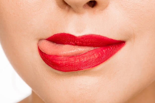 Lèvre rouge sexy. Gros plan de belles lèvres. Maquillage. Beauté modèle visage de femme gros plan