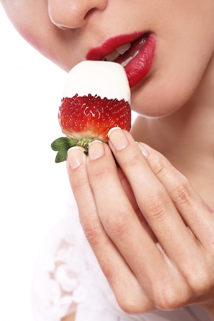 Photo gratuite lèvres de femme et fraise