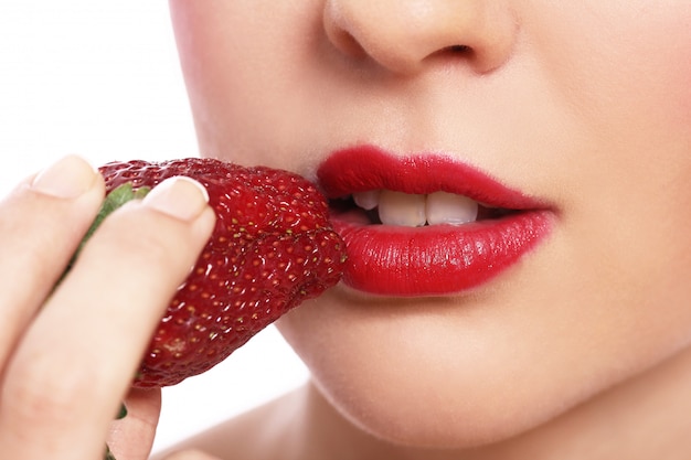 Lèvres de femme et fraise