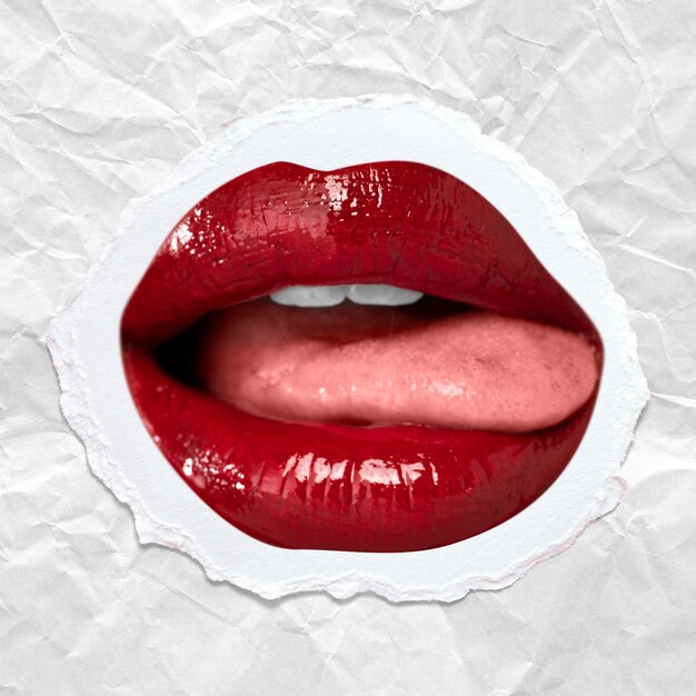 Lèvres léchant juteuses rouges post sexy sur les réseaux sociaux pour la Saint-Valentin