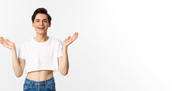 Lgbtq et concept de fierté heureux et satisfait jeune homme gay en crop top frappant des mains fier souriant a