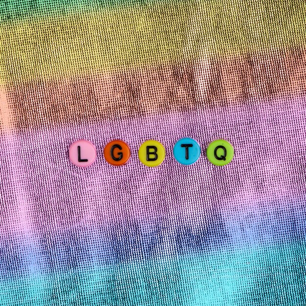 LGBTQ, mot avec des perles