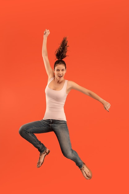 Photo gratuite liberté de mouvement. tir en l'air d'une jeune femme assez heureuse sautant