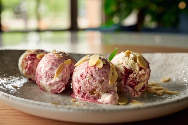 Photo gratuite libre de boules de glace à la fraise au chocolat