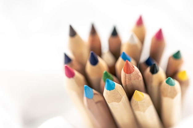 Libre de crayons en bois multicolores pour le dessin isolé