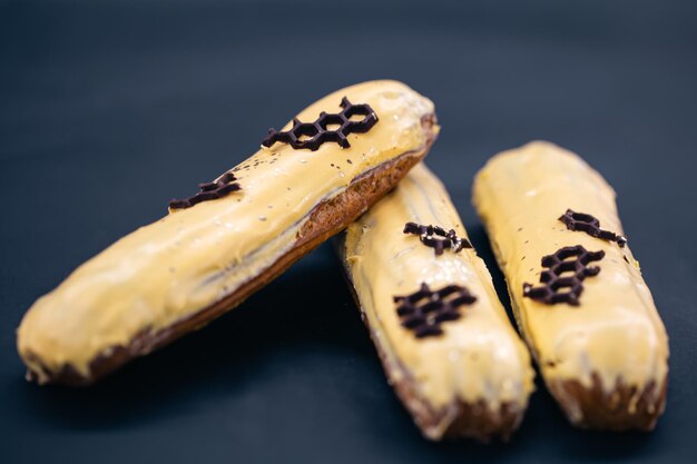 Photo gratuite libre d'éclairs en glaçure jaune sur fond noir