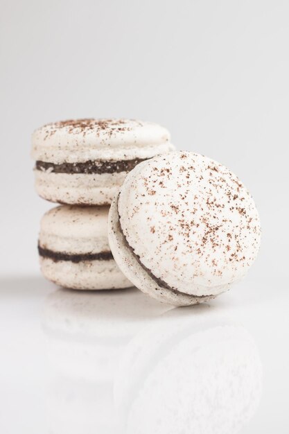 Libre de macarons blancs sur fond blanc