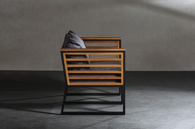Libre d'une petite chaise en bois avec un coussin gris dessus dans une pièce