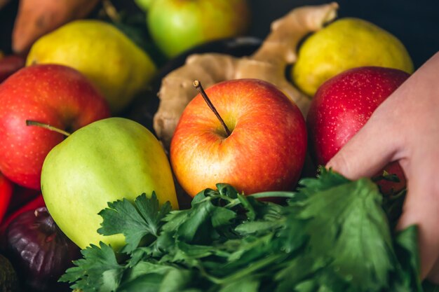 Libre de pommes et de gingembre parmi les légumes et les fruits