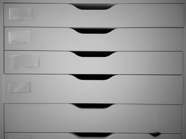 Photo gratuit libre d'un tiroirs de bureau blanc