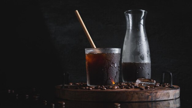 Libre d'un verre de café froid avec une bouteille en arrière-plan