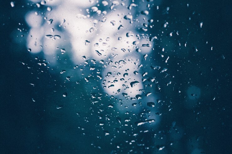 Photo gratuit libre d'un verre avec de l'eau coule dessus après une pluie