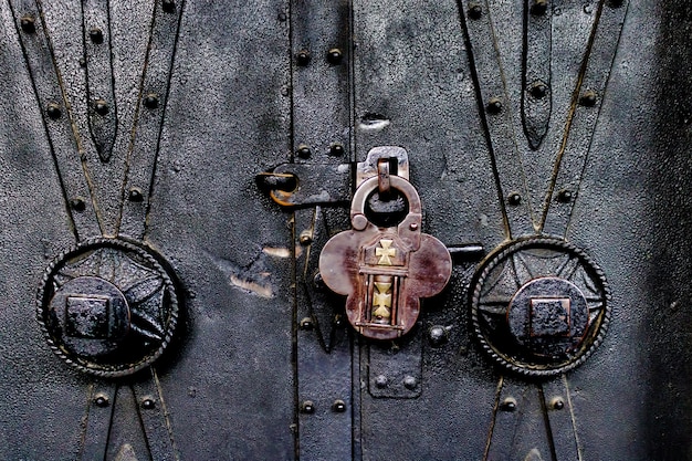 Libre d'un vieux cadenas sur une vieille porte de l'église ornée