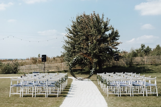 Lieu de cérémonie de mariage sur la nature à l'extérieur en été