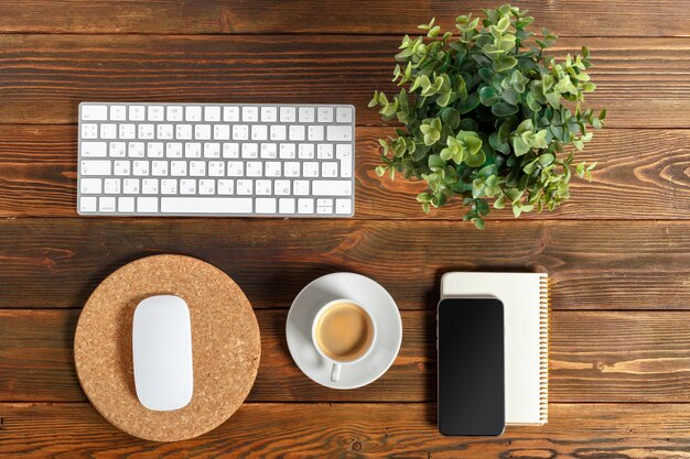 Lieu de travail au bureau en bois avec café