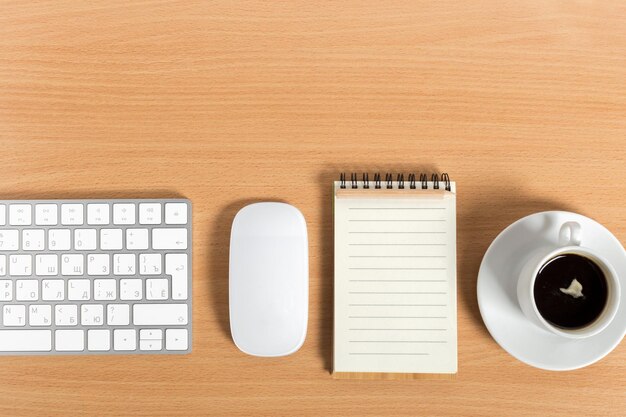 Lieu de travail au bureau en bois avec café