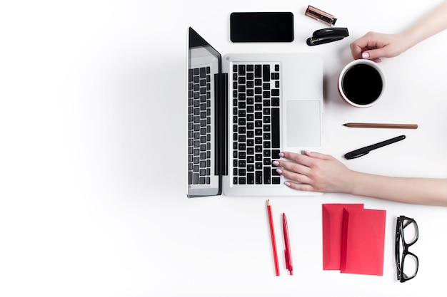 Lieu de travail au bureau. La technologie.