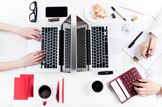 Lieu de travail au bureau. La technologie.