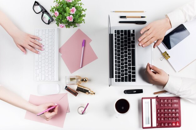 Lieu de travail au bureau. La technologie.