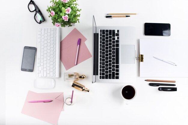 Lieu de travail au bureau. La technologie.