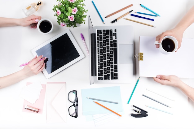 Lieu de travail au bureau. La technologie.