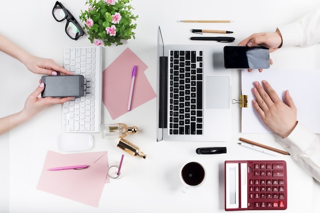 Photo gratuite lieu de travail au bureau. la technologie.