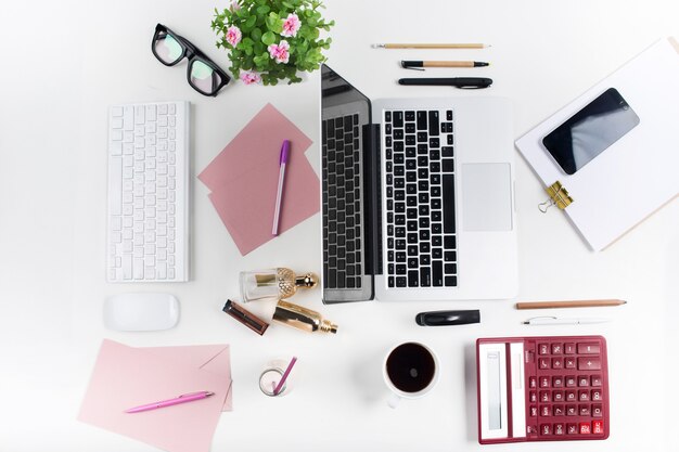 Lieu de travail au bureau. La technologie.