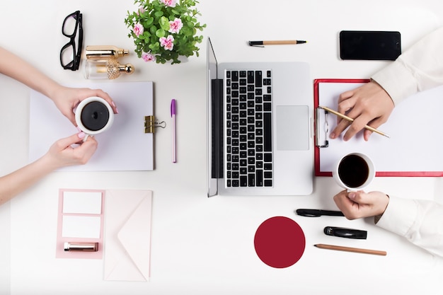 Lieu de travail au bureau. La technologie.