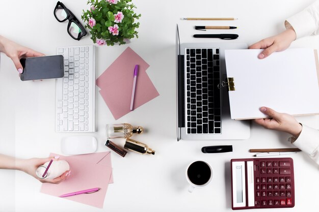 Lieu de travail au bureau. La technologie.