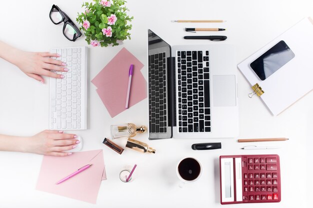 Lieu de travail au bureau. La technologie.