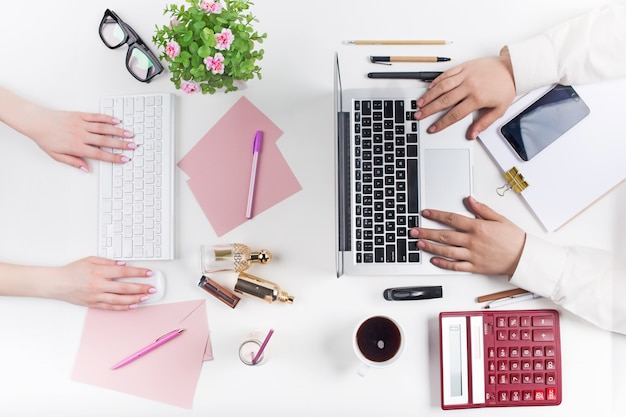 Lieu de travail au bureau. La technologie.