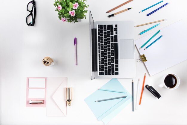 Lieu de travail au bureau. La technologie.