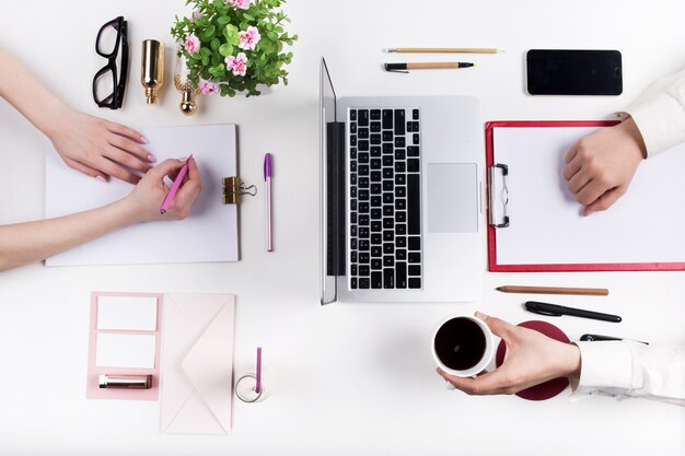 Lieu de travail au bureau. La technologie.