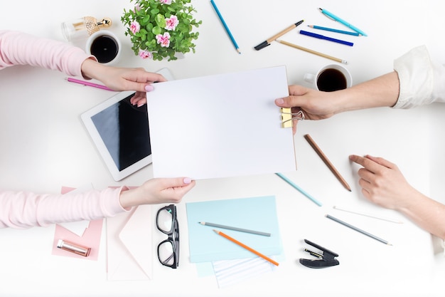 Lieu de travail au bureau. La technologie.