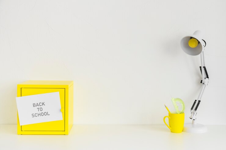 Photo gratuit lieu de travail chez les adolescentes en couleur blanche et jaune
