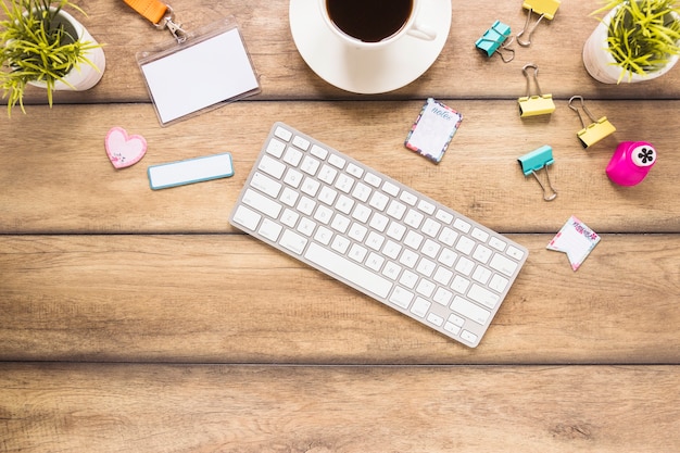 Lieu de travail confortable avec clavier et café