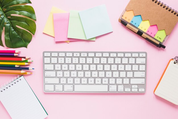 Lieu de travail confortable avec des notes de clavier et des stylos