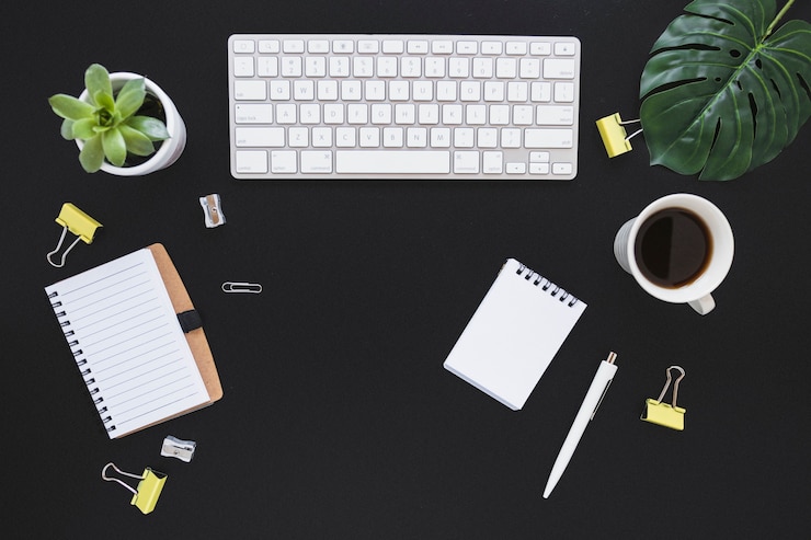 Photo gratuit lieu de travail avec coupe du clavier et papeterie