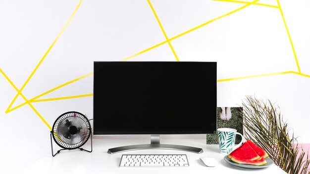 Lieu de travail créatif d&#39;été avec écran blanc