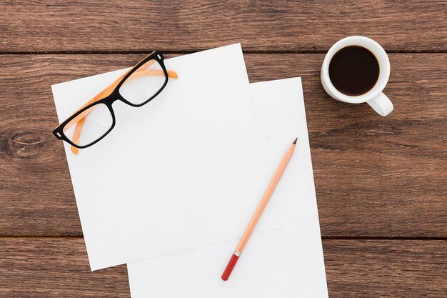 Lieu de travail créatif vue de dessus avec une tasse de café