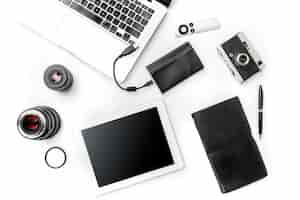 Photo gratuite lieu de travail d'entreprise. accessoires masculins modernes et ordinateur portable sur fond blanc