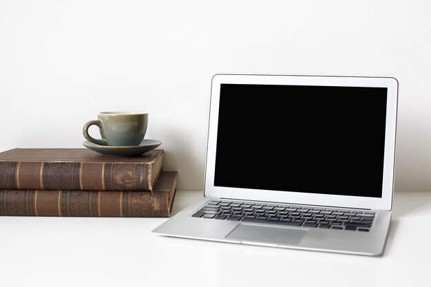 Un lieu de travail avec un ordinateur portable et une décoration