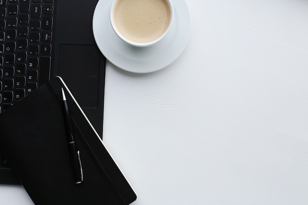 Photo gratuite lieu de travail avec ordinateur et tasse à café