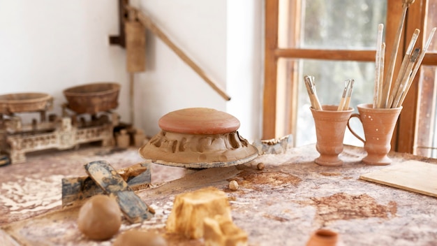 Lieu de travail de poterie avec différentes créations sur la table
