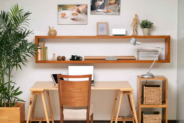 Lieu de travail vide au bureau