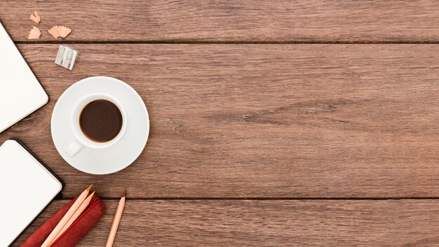 Lieu de travail vue de dessus avec une tasse de café