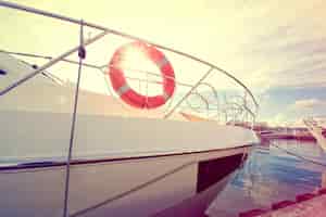 Photo gratuite lifebuoy sur le yacht en été.