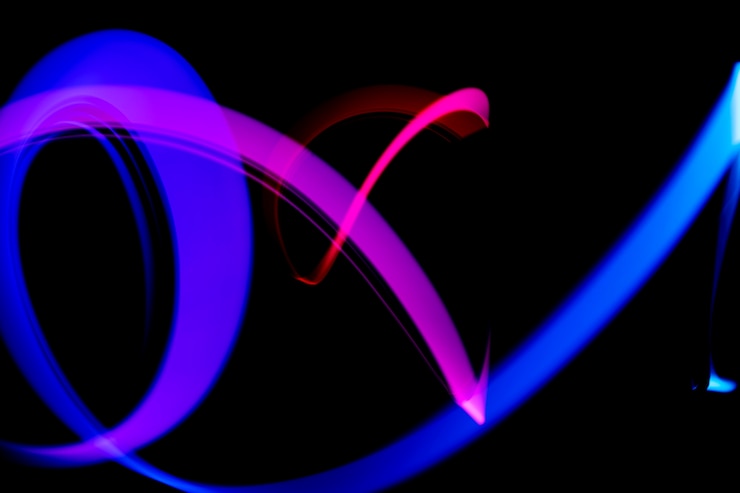 Photo gratuit light painting abstrait dans le noir