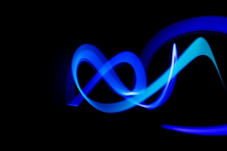 Photo gratuit light painting abstrait dans le noir