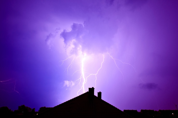 Photo gratuit lightning a frappé la maison.